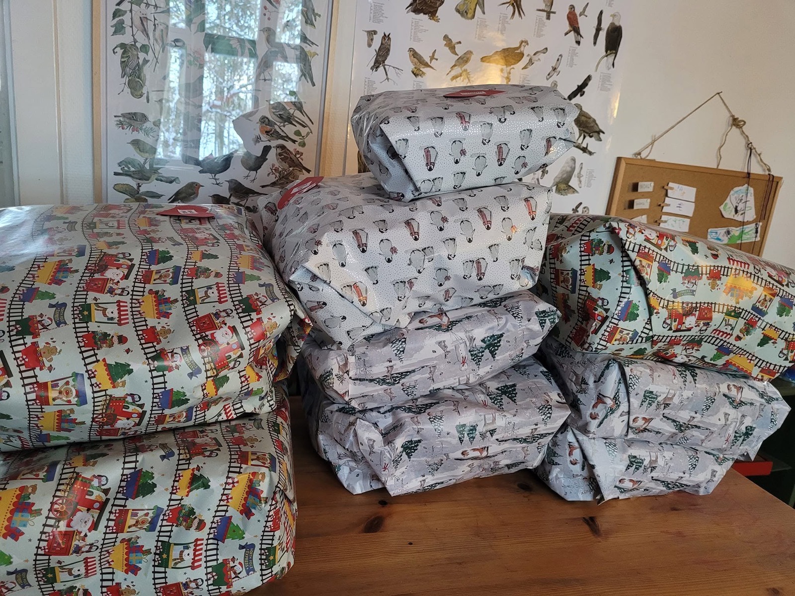 Færdigpakkede babypakker i gavepapir, klar til Sundhedsplejen