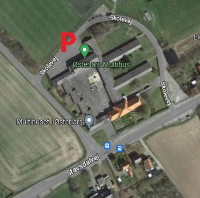Luftfoto af Multihuset i Østerlars med parkering markeret med P ved Skolevej